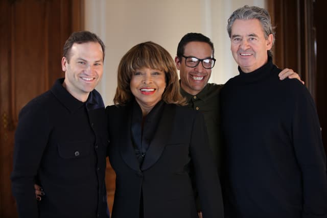 Les réalisateurs Dan Lindsay (à gauche) et T. J. Martin (au centre) aux côtés de Tina Turner et son époux Erwin Bach.