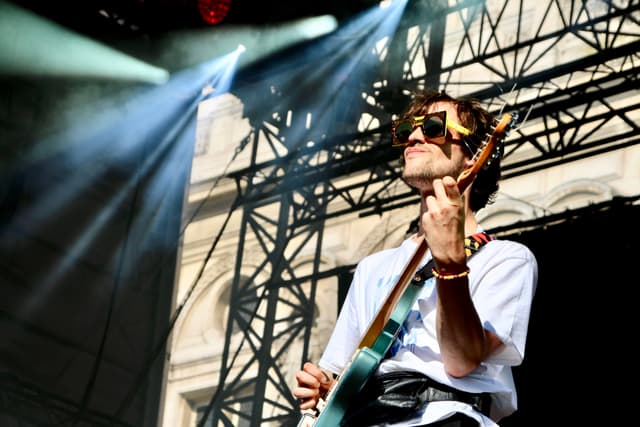 Édouard aussi avait sorti les lunettes de soleil pour le concert de Pépite au Fnac Live Paris.