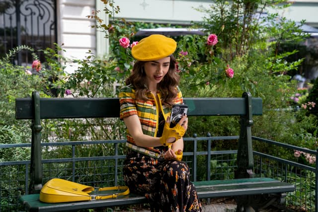 Emily, toujours aussi fashion victim sur les bancs de Paris