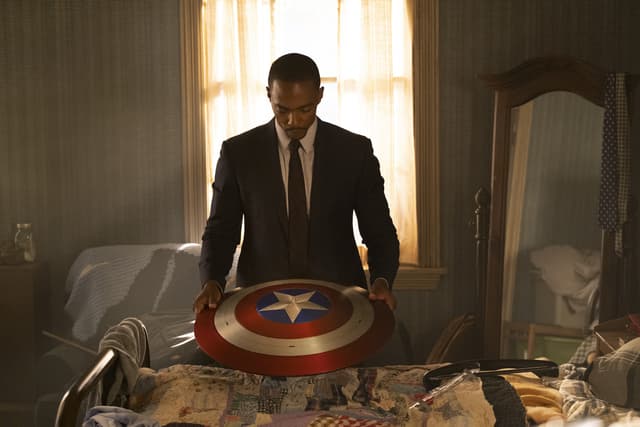 Falcon semble se demander avec quelle tenue il peut porter ce bouclier flashy