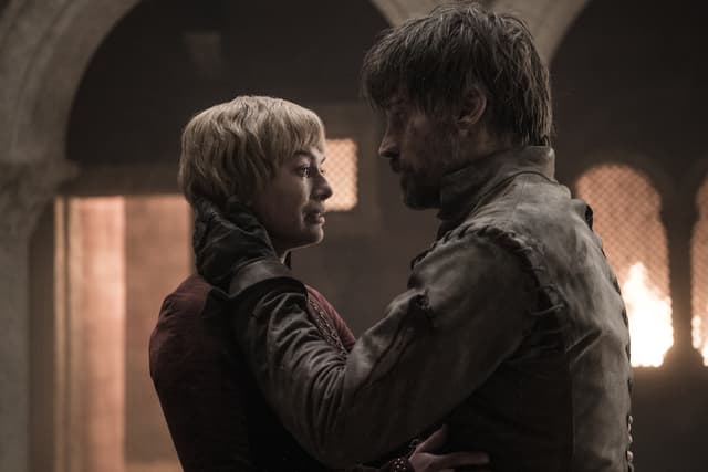 Cersei et Jaime lors de leurs derniers instants dans la saison 8 de Game of Thrones.