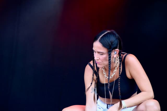 La Chica alterne entre chansons dansantes et d'autres plus posées et intimes, qui lui demandent de la concentration