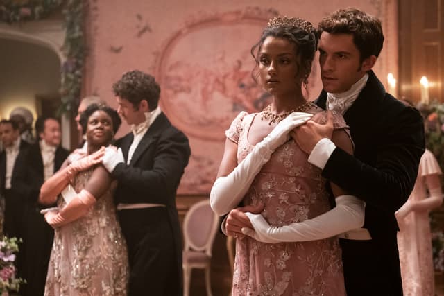 Kate Sharma et Anthony Brdigerton dans la saison de La Chronique des Bridgerton sur Netflix