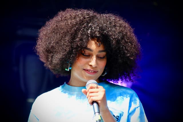Timide, mais dotée d'un vrai talent naturel, Celeste a charmé le public de Rock en Seine, ce samedi 24 août 2019.