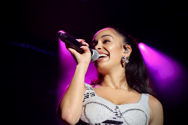 Si la chanteuse a tendance à faire la moue quand elle interprète ses titres, les réactions du public arrivent toujours à lui rendre le sourire. 