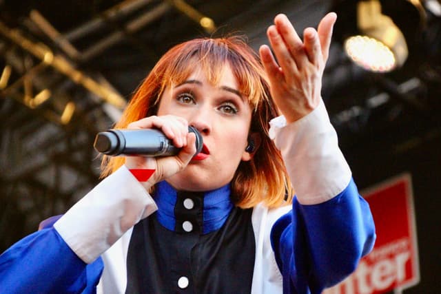 Après avoir fait la tournée des festivals cet été, comme ici au FNAC Live, Suzane sera de retour à Paris le 26 mars 2020.