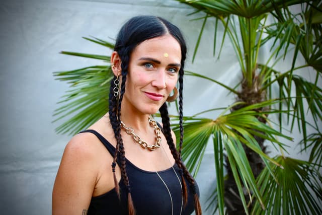 Son double héritage culturel, La Chica le fait découvrir à travers sa musique.
