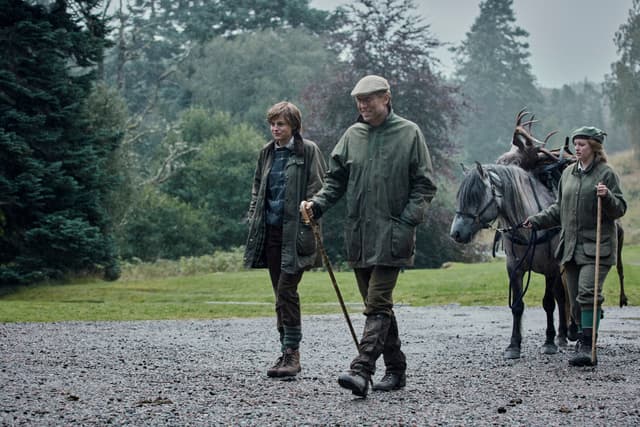 Emma Corrin et Tobias Menzies dans la peau de Diana Spencer et du prince Philip dans la saison 4 de "The Crown".