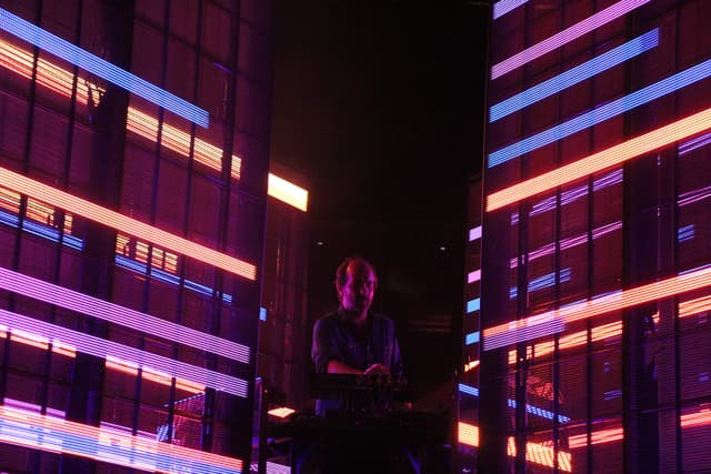On le voit à peine derrière son installation lumineuse... Mais c'est là tout l'objectif d'Étienne de Crécy, qui voit la scène comme une véritable performance artistique.
