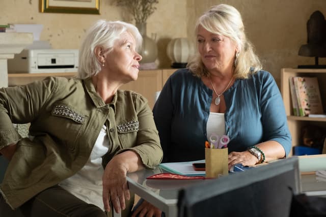Catherine Hosmalin (Émilie) et Charlotte de Turckheim (Isabelle) dans "Mince alors 2 !".