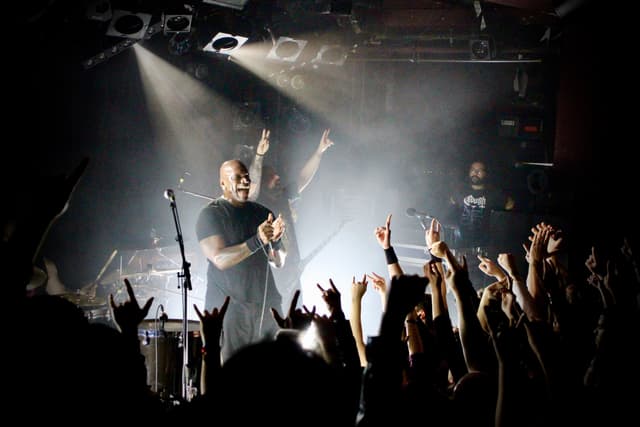 Le public de La Maroquinerie, complètement conquis par le show donné par Sepultura ce mardi 26 novembre 2019.