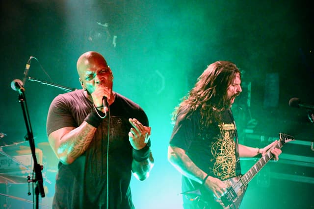 Derrick Green, la voix de Sepultura depuis 1997, et Andreas Kisser, sa guitare depuis 1987.
