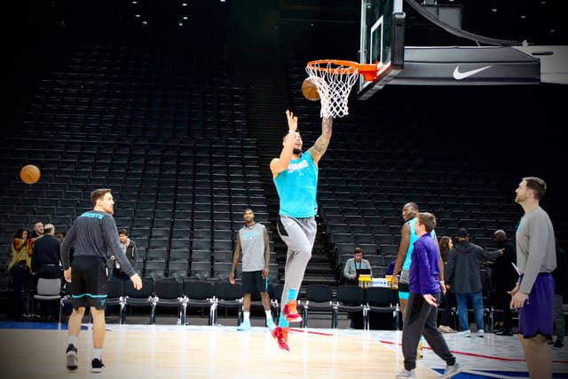 Willy Hernangómez, l'Espagnol des Charlotte Hornets, vise le panier à l'entraînement.