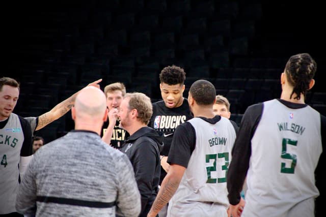 Les Milwaukee Bucks et leur grande star, Giánnis Antetokoúnmpo (au centre).