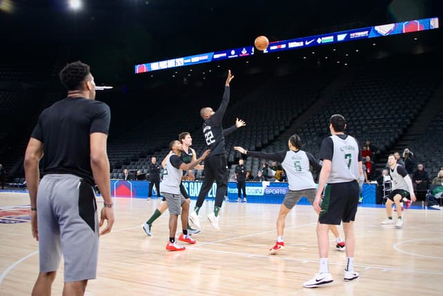 Khris Middleton (#22) tente un (joli) shoot à l'entraînement.