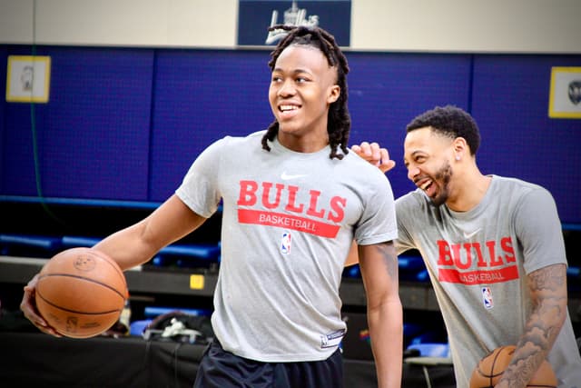 Ayo Dosunmu et Carlik Jones à l'entraînement des Chicago Bulls, au Palais des Sports Marcel-Cerdan de Levallois, ce mercredi 18 janvier 2023.