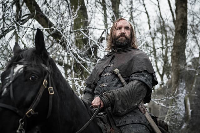 Sandor Clegane, dit “Le Limier”, bien vivant et de retour à Winterfell pour narguer Arya Stark.