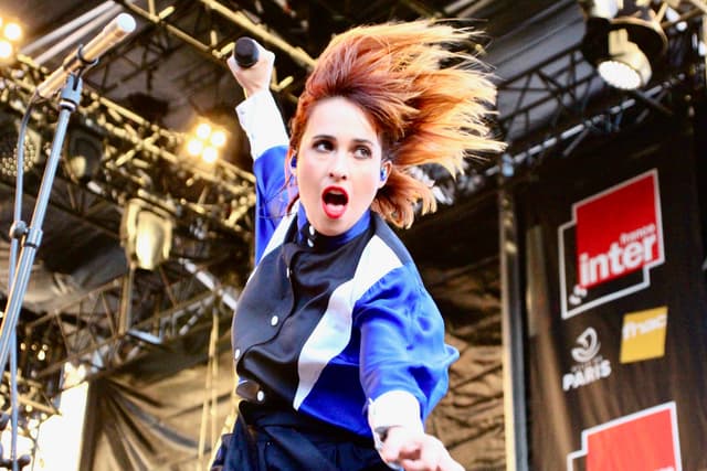 Suzane a su conquérir le public avec une electro-pop entraînante et une énergie débordante.