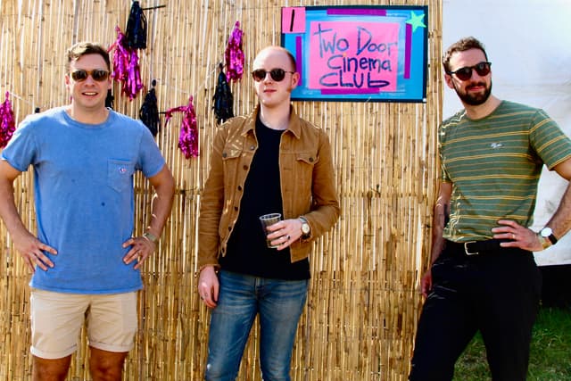 Les trois membres de Two Door Cinema Club backstage, deux heures avant leur concert à Rock en Seine. 