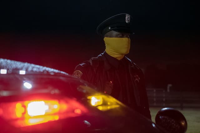 Un policier masqué de la série Watchmen, diffusée en France sur OCS City.