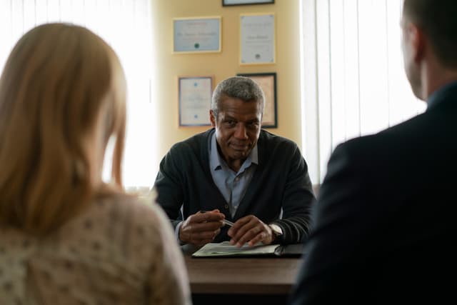 Docteur Oduwale, psychiatre aux deux visages dans la série Absentia.