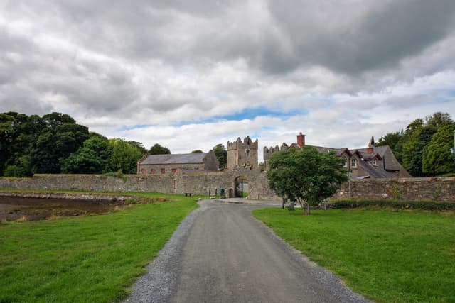 Entrée du château Ward, en Irlande du Nord, lieu de tournage de la grande cour de Winterfell dans Game of Thrones.
