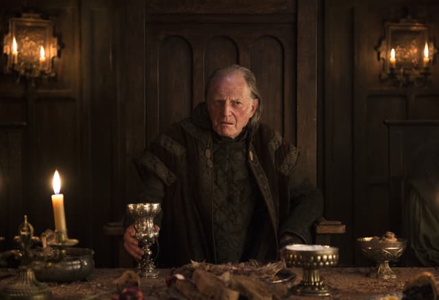 Walder Frey, assis à son siège qu’il ne semble jamais quitter dans Game of Thrones.