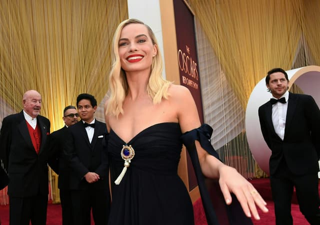 Margot Robbie, à l'affiche de deux films nommés, sur le tapis rouge des Oscars. 
