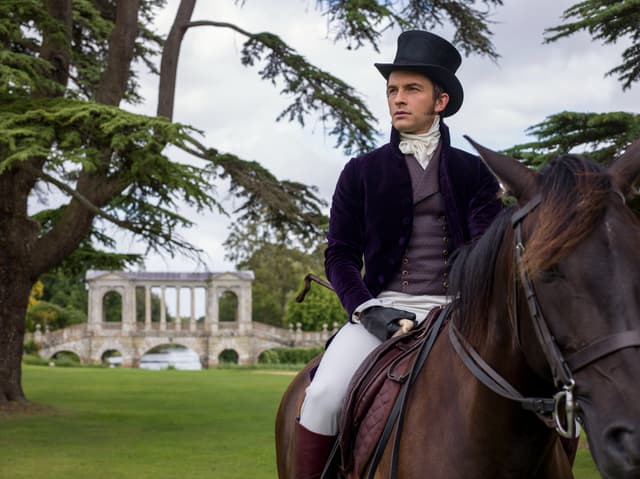 Jonathan Bailey alias Lord Anthony Bridgerton, au cœur de la prochaine Chronique...