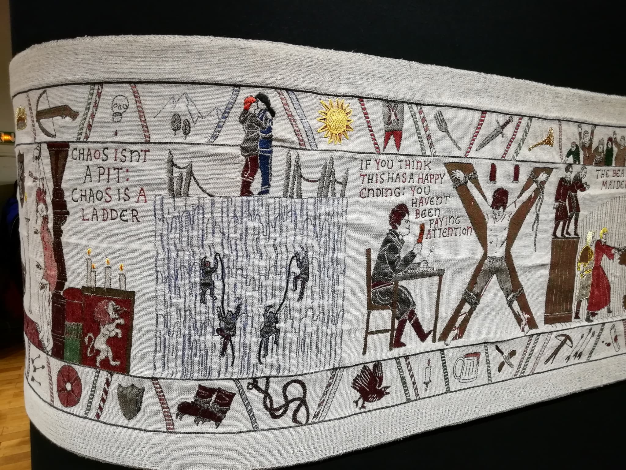 En plus des dessins, de nombreuses répliques cultes ont été brodées sur la tapisserie Game of Thrones En plus des dessins, de nombreuses répliques cultes ont été brodées sur la tapisserie Game of Thrones