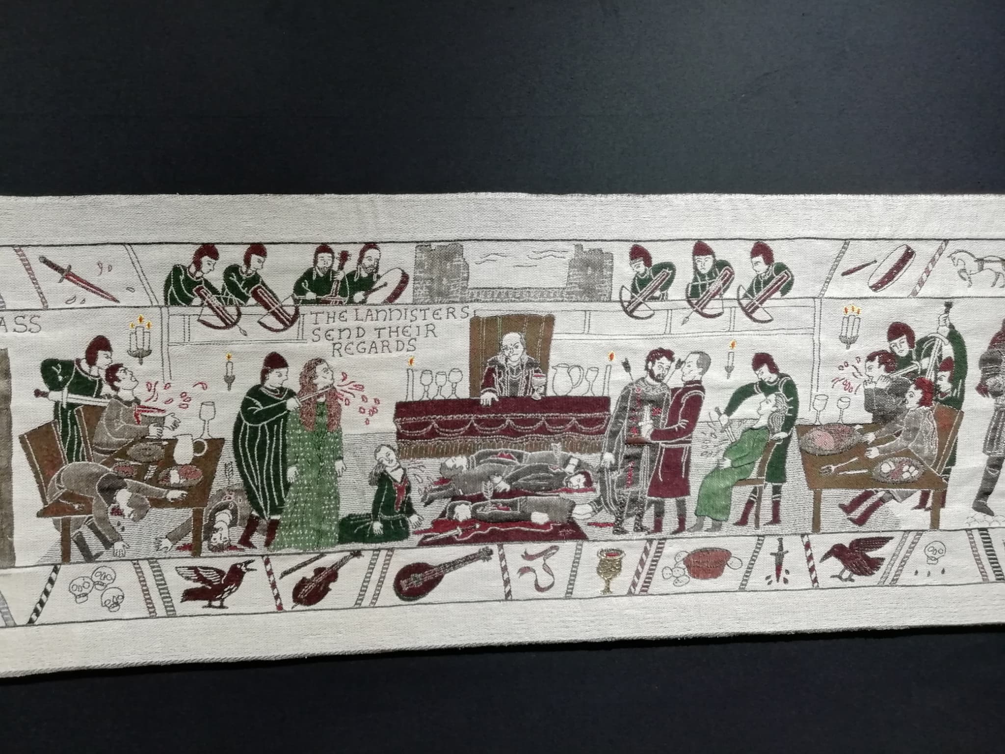 Sans doute la scène la plus marquante de Game of Thrones, les Noces Pourpres Sans doute la scène la plus marquante de Game of Thrones, les Noces Pourpres