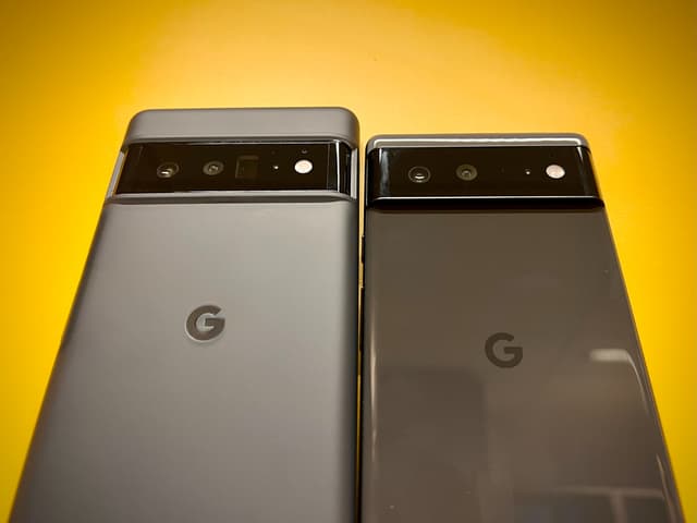 La différence de taille entre le Google Pixel 6 (à droite) et le Google Pixel 6 Pro