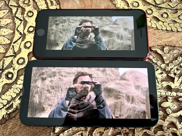 Comparaison des tailles d'écran, entre les 4,7 pouces de l'iPhone SE 3 et les 6,1 pouces de l'iPhone 13 (avec Obi-Wan Kenobi pour la démo sur Disney+).