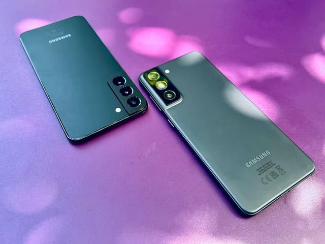Le Samsung Galaxy S22+ propose un aspect plus "carré" que les Galaxy S21 (ici à droite le Galaxy S21 FE)