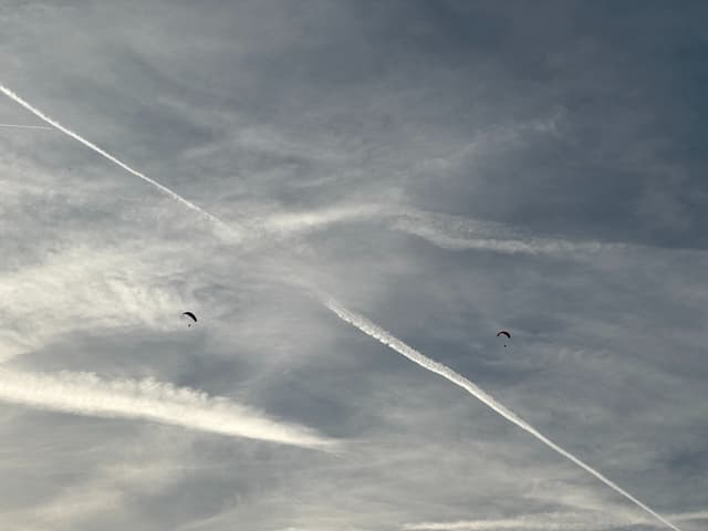 Et lorsqu'on active le téléobjectif, x3, on voit bien les parapentes, l'image restant parfaitement nette comme en attestent les traînées.