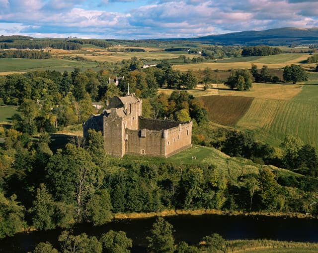 Le château de Doune, en Écosse, où ont été tourné une partie des scènes se déroulant à Winterfell, foyer des Stark, dans Game of Thrones.
