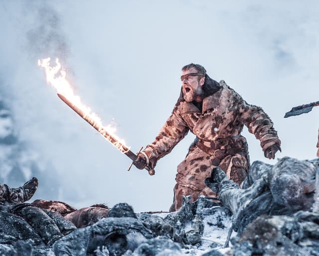 Beric Dondarrion (Richard Dormer) et son épée enflammée, en partie similaire à celle de la légende d’Azor Ahai.