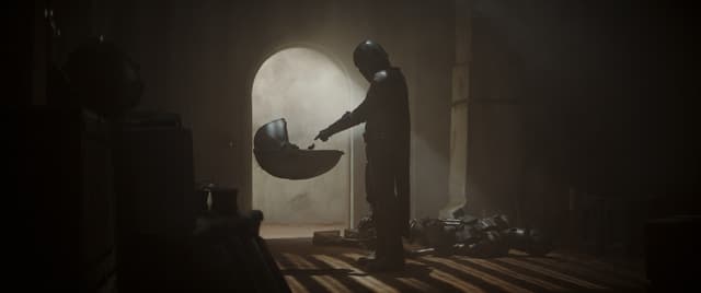 Le Mandalorien et le berceau de "Bébé Yoda".