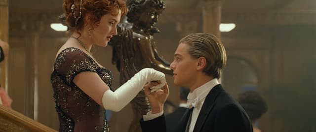 Jack et Rose à bord du célèbre paquebot en bas du majestueux escalier en chêne. 