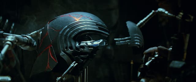 Le masque de Kylo Ren, détruit dans le VIII, reforgé dans le IX...