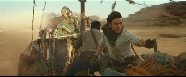 Poe, Finn et C3P0 tentent d'échapper aux Stormtroopers dans Star Wars : L'Ascension de Skywalker.