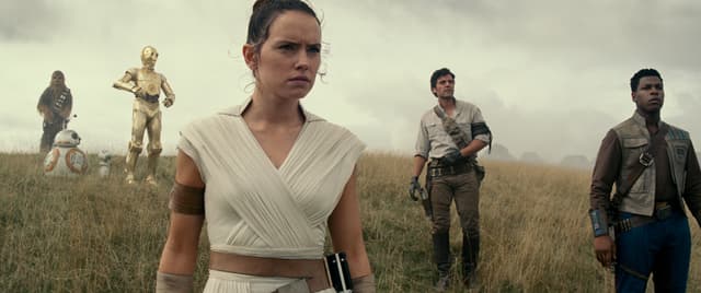 De gauche à droite : Chewbacca, BB-8, C-3PO, Rey, Poe Dameron et Finn.