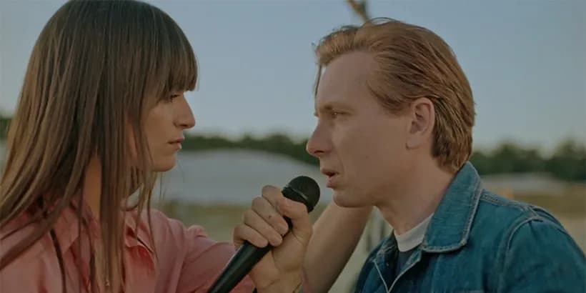 Clara Luciani et Alex Kapranos, le chanteur de Franz Ferdinand, dans le clip de "Summer Wine".