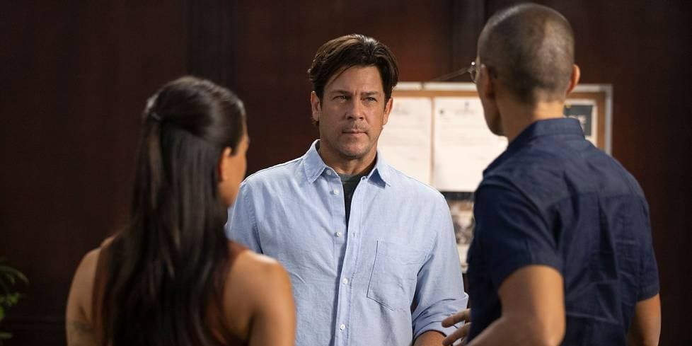 La vie d'Alex Walker va encore connaître de riches rebondissements dans la saison 2 d' "Almost Paradise". 