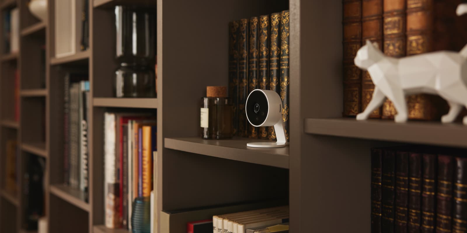 L'offre Maison Sécurisée de SFR s'accompagne d'un pack alerte vidéo, incluant notamment une caméra wifi, entre autres équipements indispensables d'autosurveillance.