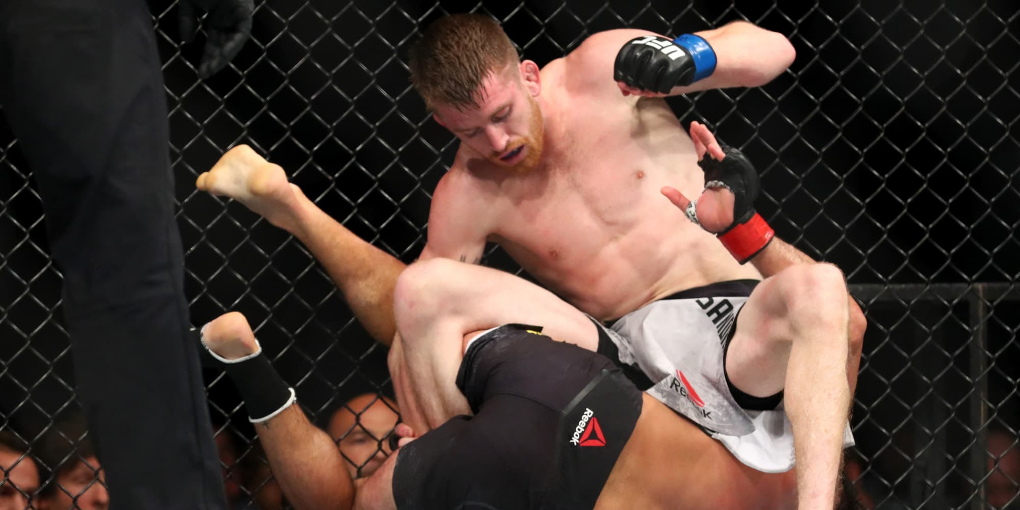 Cory Sandhagen (short blanc) contre Raphael Assuncao lors de l'UFC 241, le 17 août 2019 à Anaheim, Californie