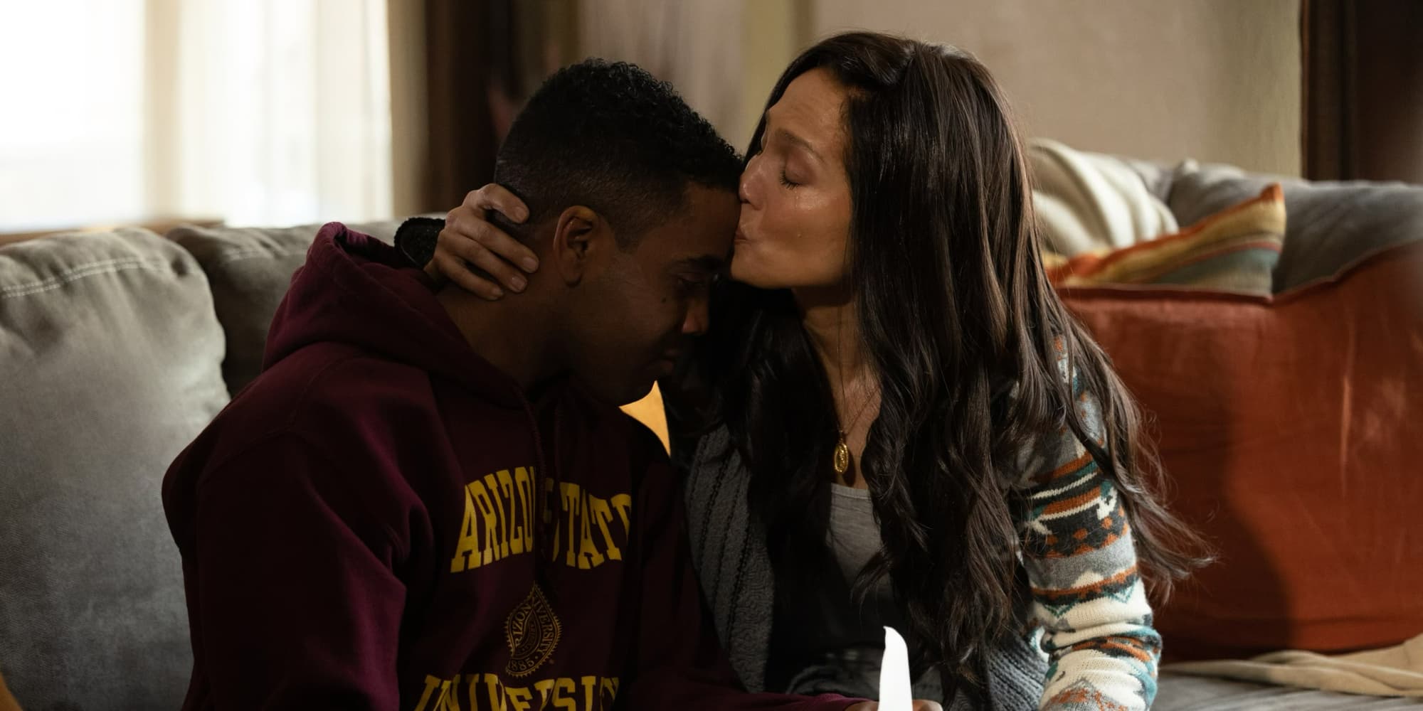 Jharrel Jerome et Jennifer Lopez dans le biopic ''Inarrêtable'', à retrouver sur Prime Video.