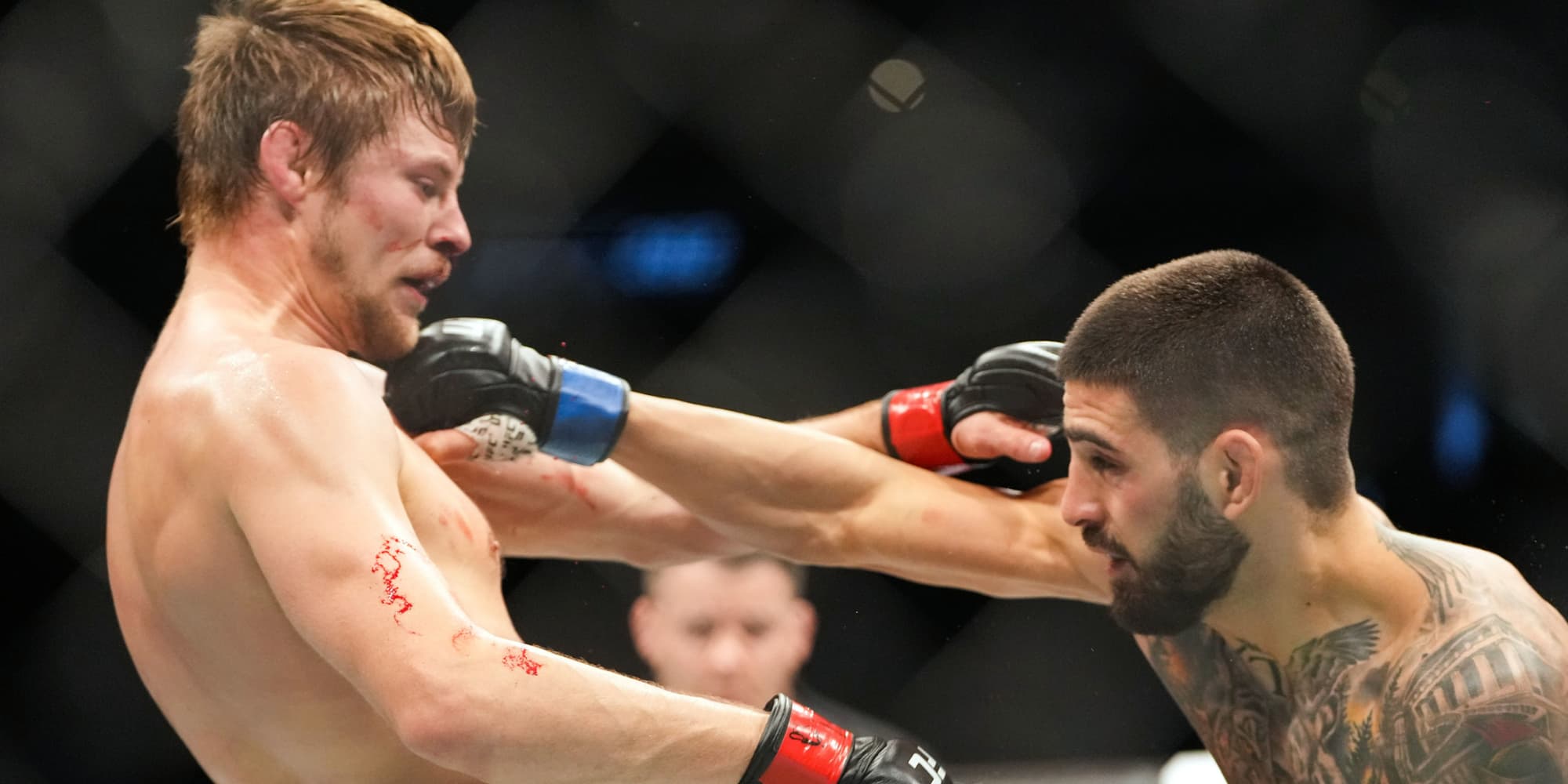 Ilia Topuria (gants bleus) face à Bryce Mitchell lors de l'UFC 282 à la T-Mobile Arena de Las Vegas, le 10 décembre 2022.