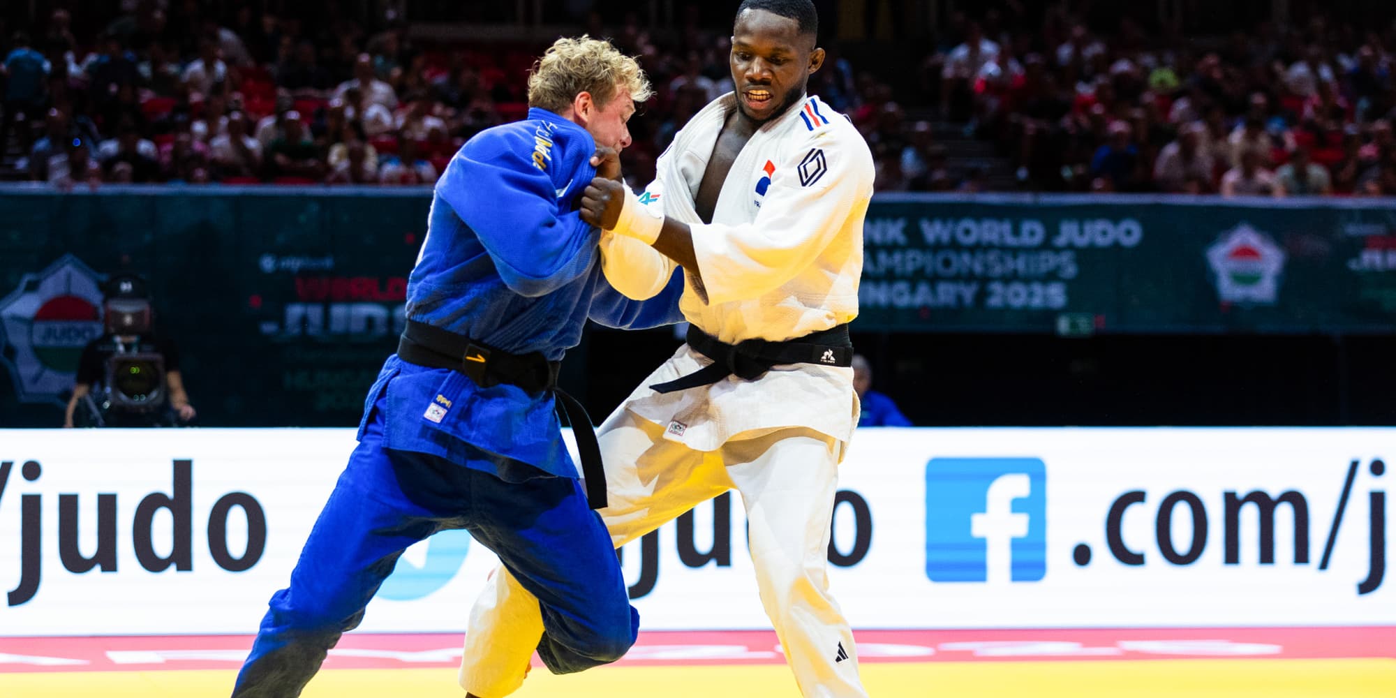 Le Français Maxime-Gael Ngayap Hambou face à Kristofer Keen Kaljulaid, lors des championnats du monde de judo, le 17 juin 2025 à Budapest (Hongrie).