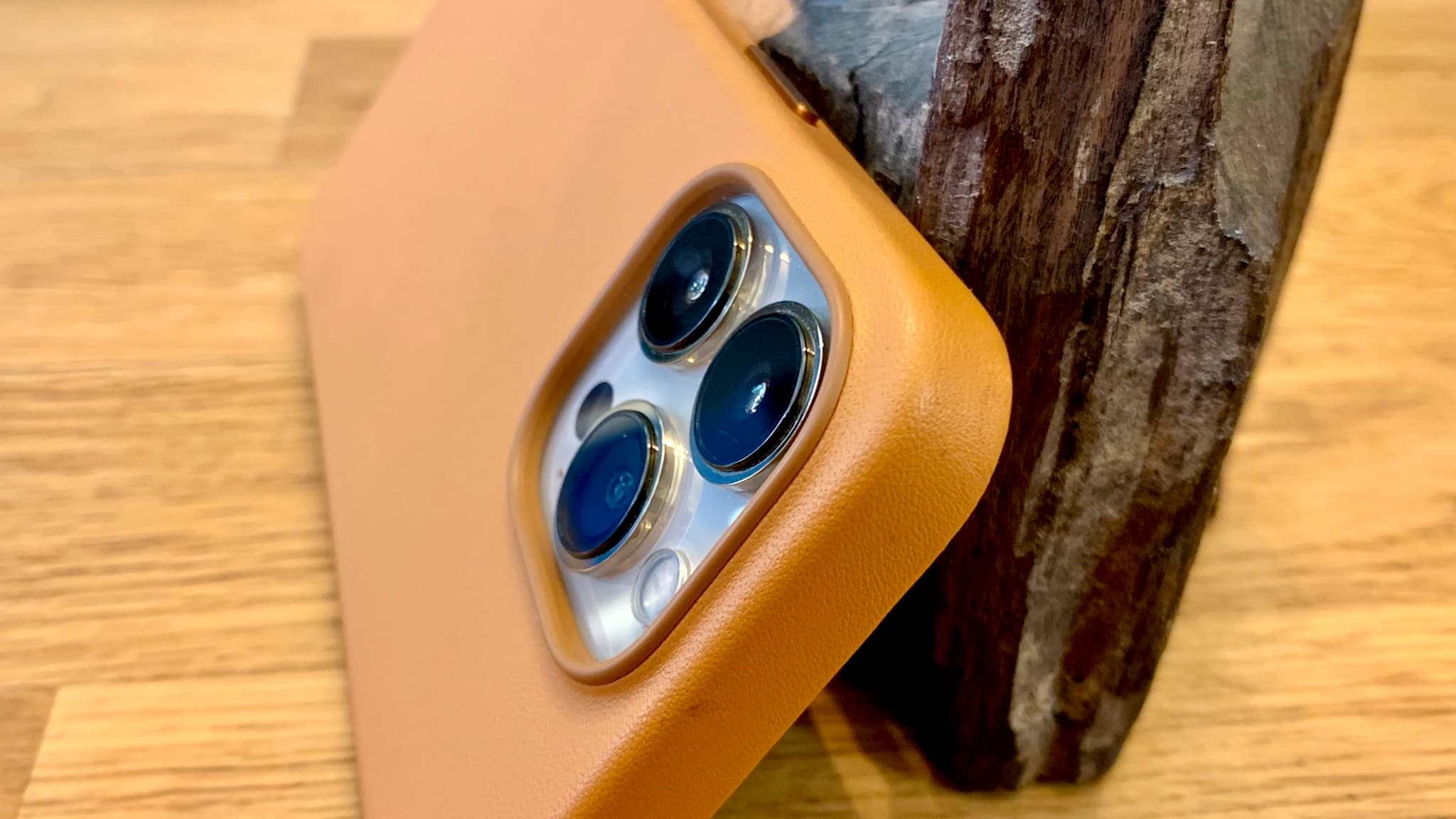 L'iPhone 13 Pro avec sa coque en cuir couleur ocre, spécialement conçue par Apple.